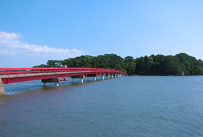 福浦島の朱塗りの橋